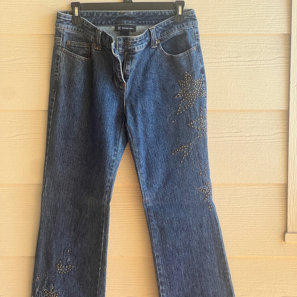 INC INTERNATIONAL DENIM JEANS SIZE 6 EMBELLISHED FLORAL STUD DESIGN ON LEGS